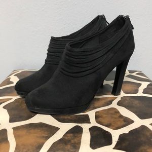 Kelly & Katie Black suede heels